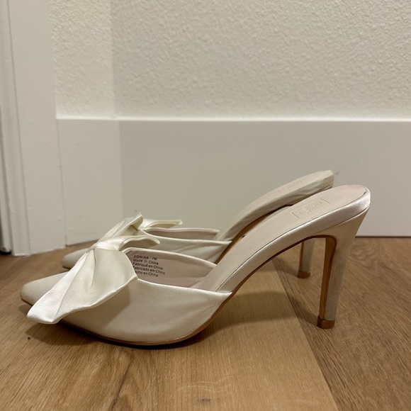 Bow white heels, worn once, satin - Picture 4 of 4